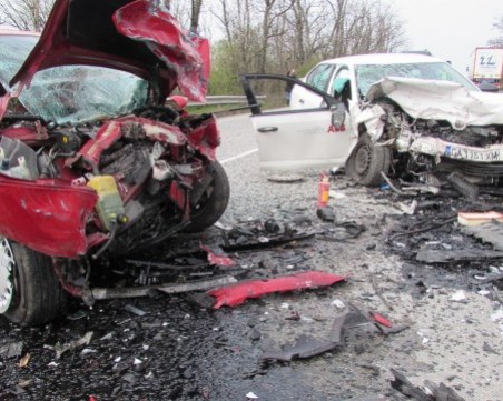 Пътен ад край Плевен след челен удар на две коли: Две жертви!