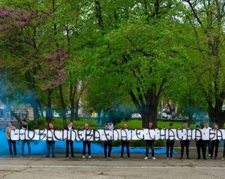 Учениците от 12 Д на ПГЕЕ изненадаха класната си с атрактивна покана за бала