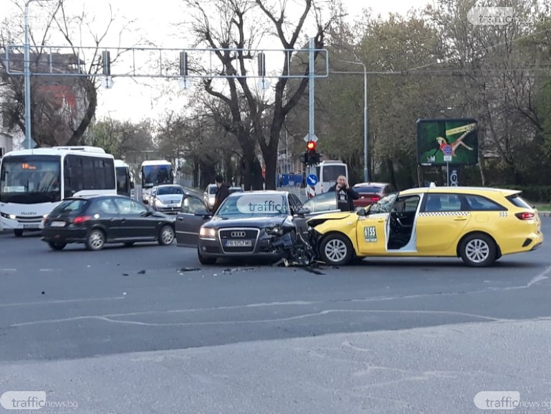 Тежка катастрофа в центъра на Пловдив! Откараха единия от шофьорите с линейка