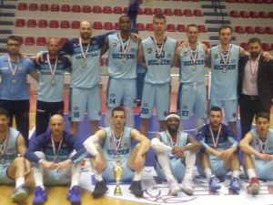 Академик Бултекс 99 показва на феновете купата от Балканската лига