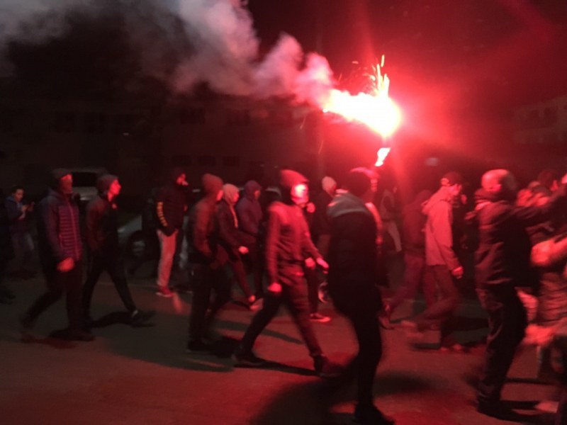 За трети пореден ден в Габрово протестират след сблъсъци и подпалени къщи вчера