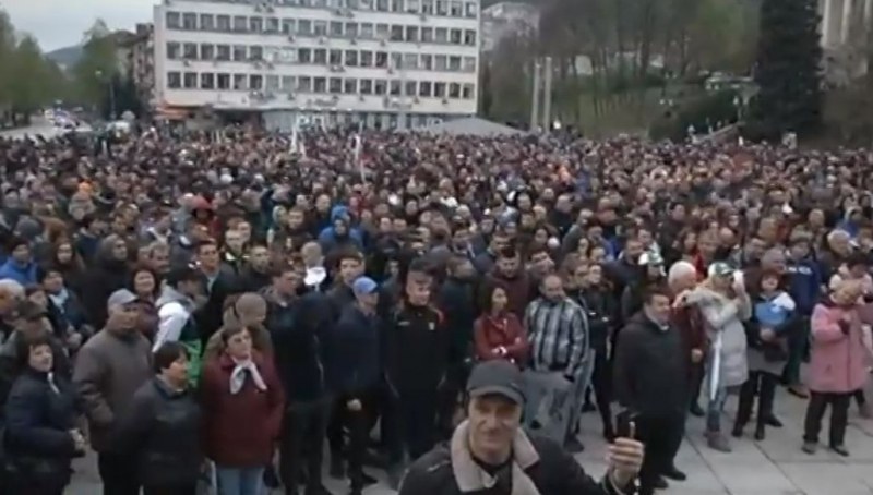 2000 души на протеста в Габрово! Сред тях и битият продавач