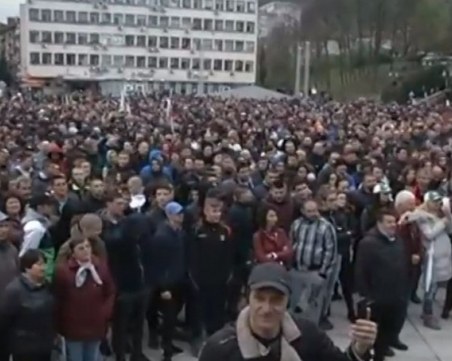 2000 души на протеста в Габрово! Сред тях и битият продавач