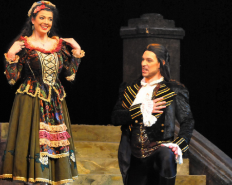 Чаровен бургаски ерген предложи брак на любимата си по време на... опера