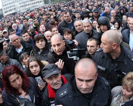 Към Габрово прииждат хора от други градове! Очаква се най-масовият протест днес