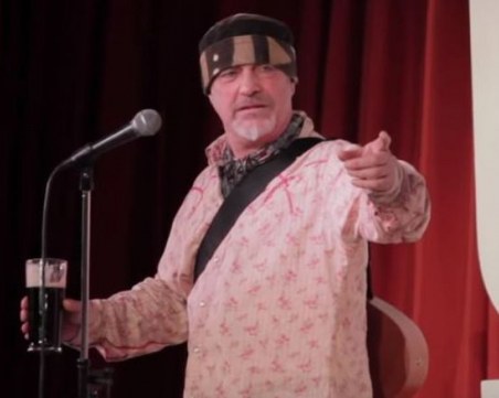 Комик почина на сцената, а зрителите продължиха да се смеят