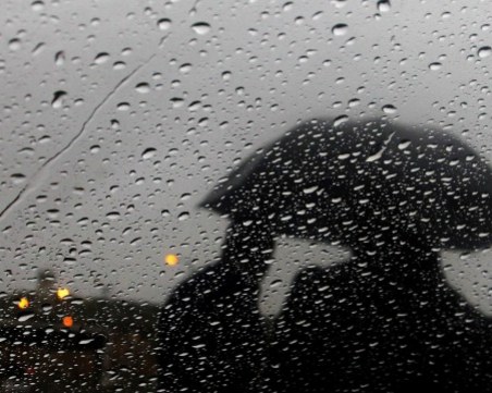 ​Мокра събота! Жълт код за обилни валежи обявиха в 19 области​