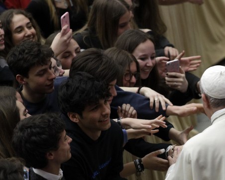 Папата зове младите: Не бъдете роби на телефоните !