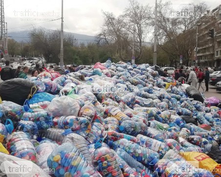 Планини от капачки затиснаха националния стадион в София! Не свършват!