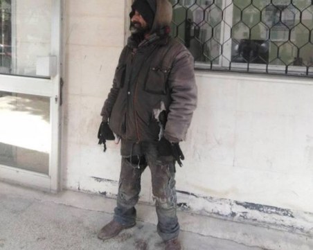 Стряскащ с вида си ром наби пловдивски слепец, свирещ на кавал в подлез - не му се слушало!