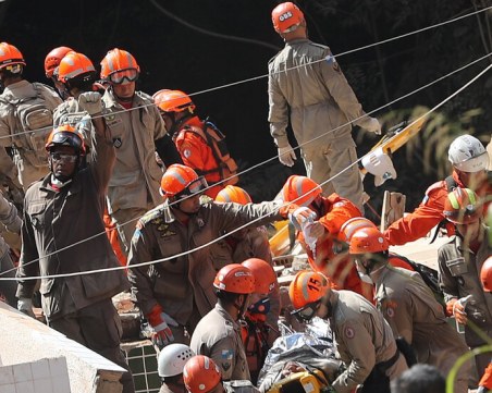 Трагедия в Рио де Жанейро! Срутиха се две сгради, има жертви