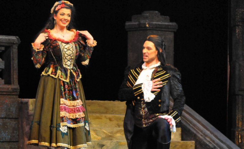 Чаровен бургаски ерген предложи брак на любимата си по време на... опера