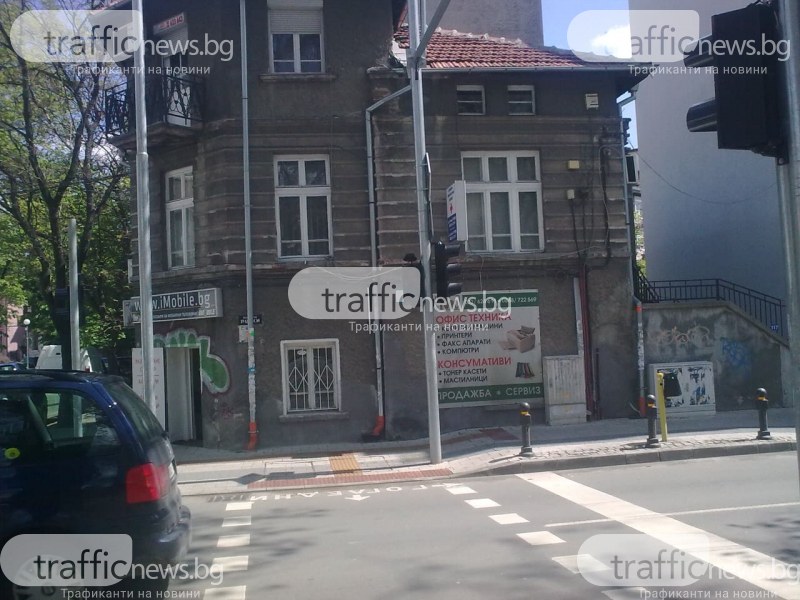 Отнесеният от автобус светофар в Пловдив отново спря... дни след ремонта