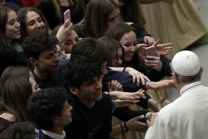 Папата зове младите: Не бъдете роби на телефоните !