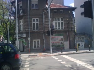 Отнесеният от автобус светофар в Пловдив отново спря... дни след ремонта