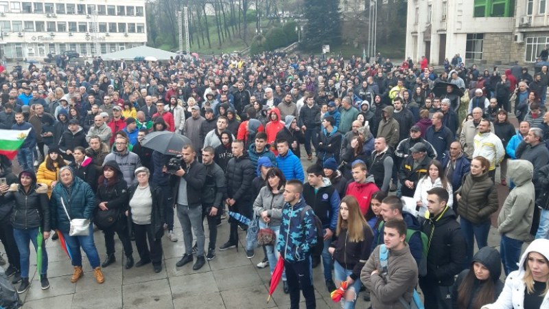 10 с ножове, палки и боксове арестувани в Габрово, протестът кротък и мирен