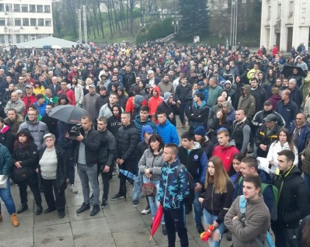 10 с ножове, палки и боксове арестувани в Габрово, протестът кротък и мирен