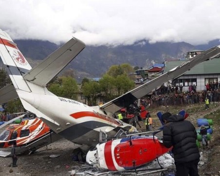 Двама загинаха, петима са ранени при тежка авиокатастрофа в Непал