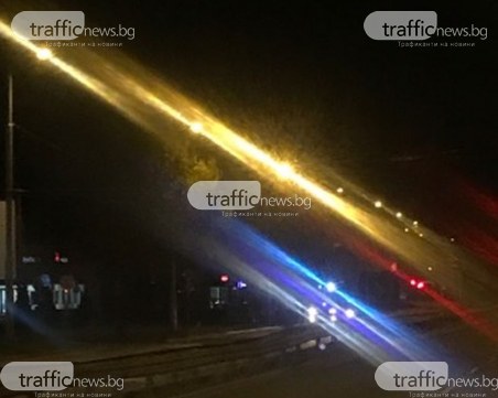 Кола се заби в стълб в Пловдив! На мястото има линейка