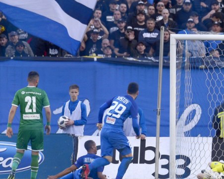 Лудогорец отказа Левски от титлата, фенове нахлуха на терена