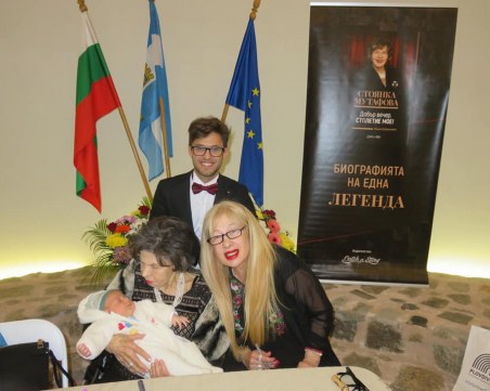 Тя е обичана от всички! Бебе на един месец и три дни бе най-малкият гост на Стоянка Мутафова в Пловдив