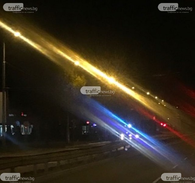 Кола се заби в стълб в Пловдив! На мястото има линейка