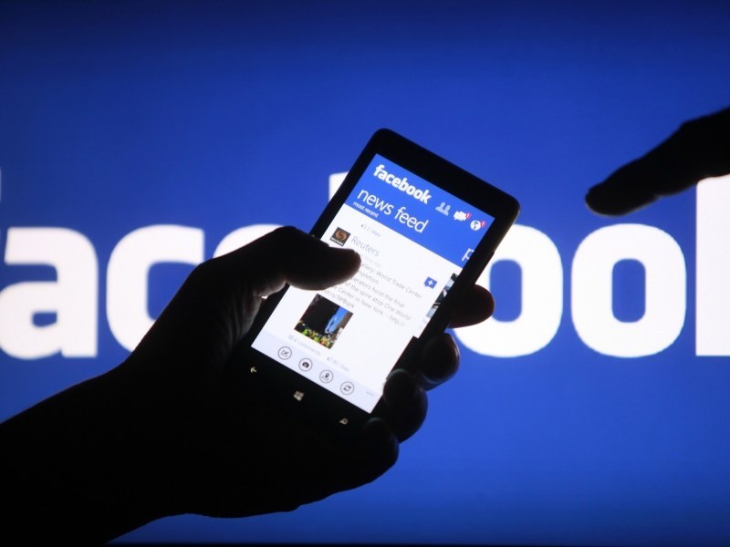 Тотален срив: Facebook спря да работи