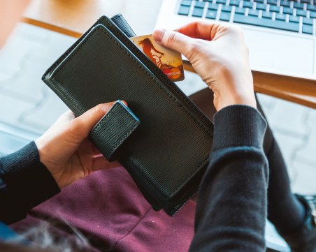 20-годишен върна изгубен портфейл, но изтегли 1000 лв. от дебитната карта