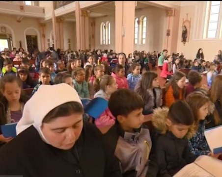 Децата, на които папата ще направи първо причастие, направиха репетиция в Раковски