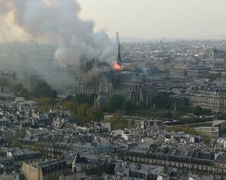 Евакуират цял квартал заради горящата светиня Нотр Дам НА ЖИВО