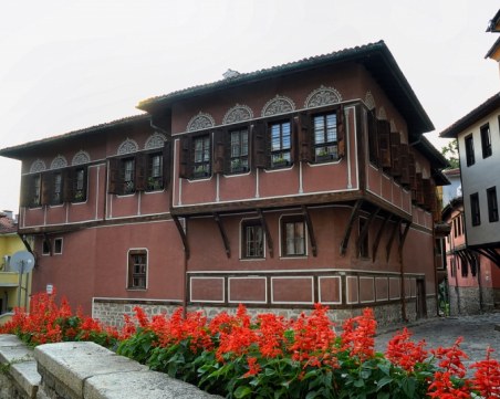 Изграждат жива цветна инсталация в Стария град днес