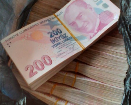 Митничари откриха над 330 хил. недекларирани турски лири в дамска чанта