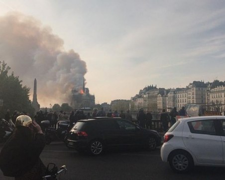 Половината катедрала е в пламъци, положението е тревожно