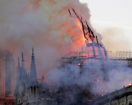 Пожарът на Нотр Дам захапа и предните кули, нашият премиер с емоционално послание