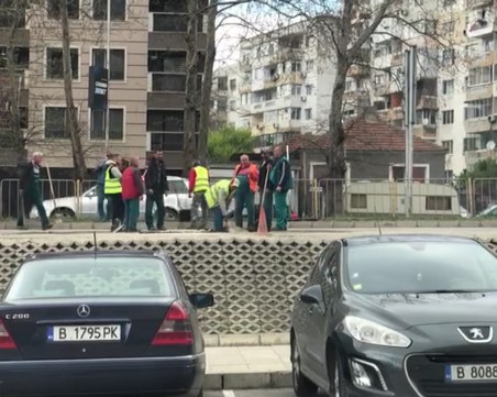 Варненска идилия! Дупка – два на два, 12 души до нея. Двама работят