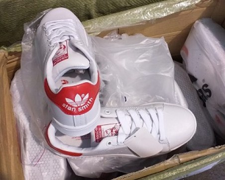 Задържаха 13 210 чифта 