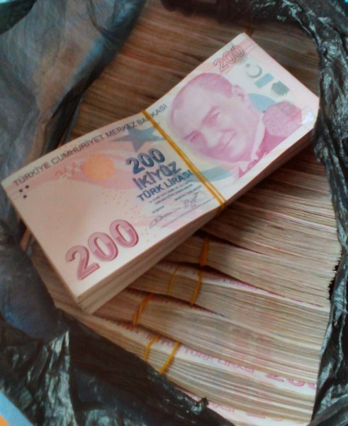 Митничари откриха над 330 хил. недекларирани турски лири в дамска чанта