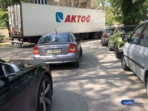 ТИР затапи малка уличка в Пловдив