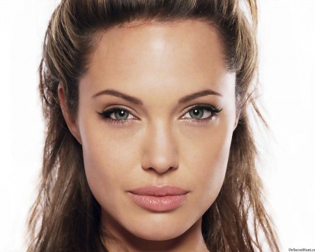 Анджелина Джоли върна старото си име