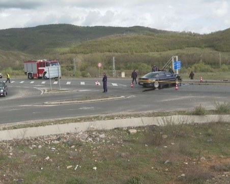 АПИ и експерти спорят смъртоносно ли е кръстовището, където се блъсна Местан