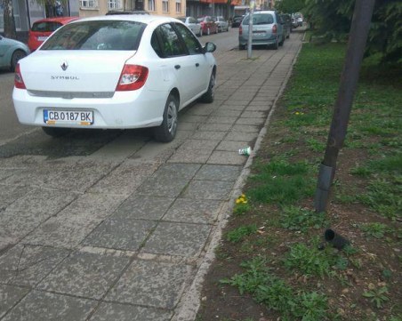 Бай Ганьо винаги ще си намери паркомясто. Дори и да е на тротоара