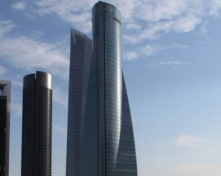 Евакуираха небостъргач в Мадрид! Сигнал за бомба изпразни 235-метровата сграда