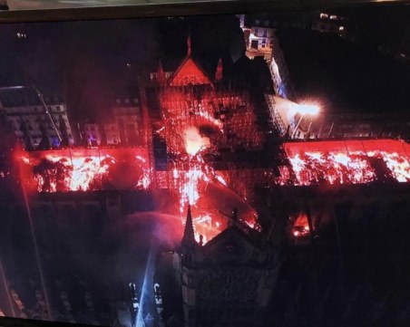 Кадър от дрон показва мащаба на стихията в Париж. Макрон със силна реч