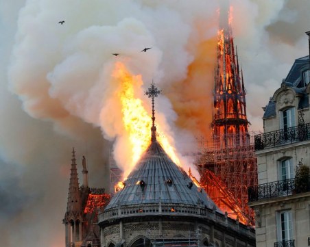 Парижани тъгуват след огнения ад: 