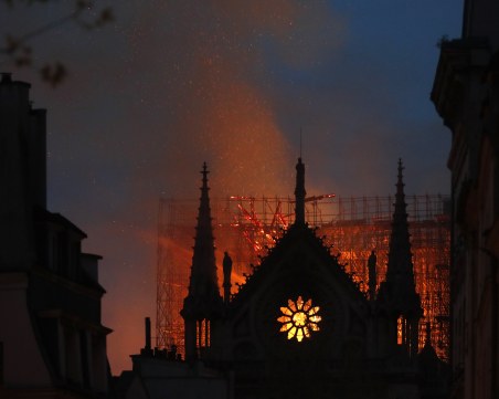 О, Господи, Париж е обезобразен: Огънят лумна в 18:50. В 5 бе потушен… надежда!