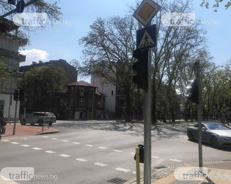 Отнесеният от автобус светофар в Пловдив ще работи най-рано след две седмици