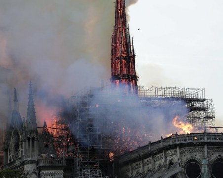 Сърбите: Господ наказа Нотр Дам за косовското знаме