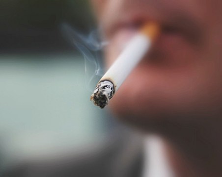 Сметката на българина: Пести от плодове, за да има за цигари и ракия!?