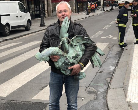 Знамение! Намериха бронзовия петел с реликви от кулата на Нотр Дам