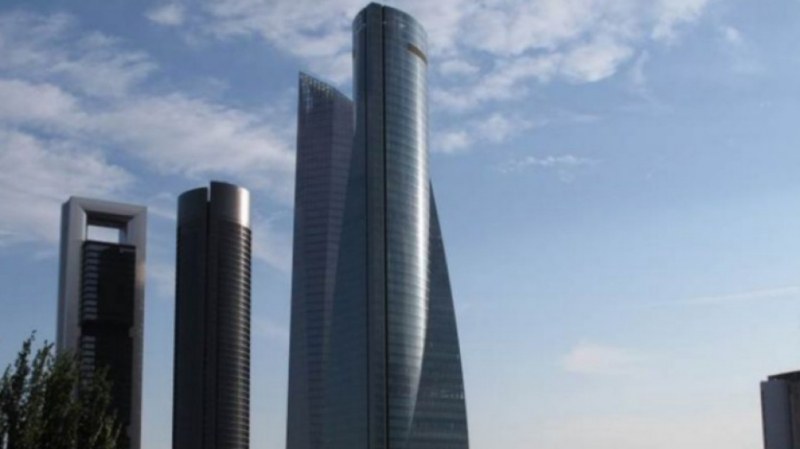 Евакуираха небостъргач в Мадрид! Сигнал за бомба изпразни 235-метровата сграда